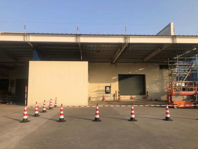 屋面彩板工事（临边安全措施）